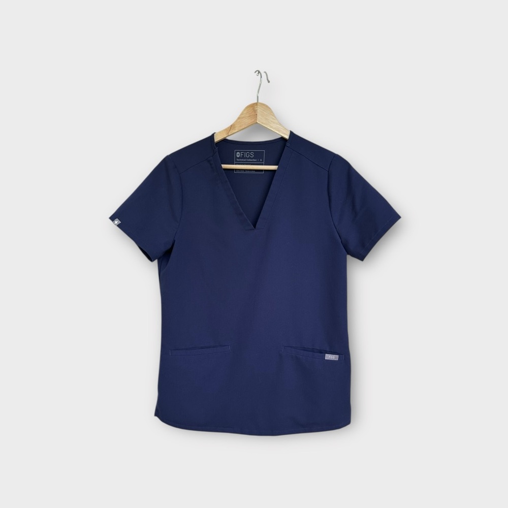 Figs Casma Three-Pocket Scrub Top in Navy, size S